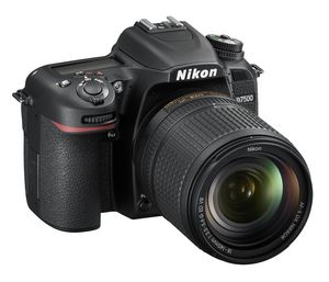 NIKON D7500 Kit Spiegelreflexkamera, 20,9 Megapixel, 18-140 mm Objektiv (AF-S, DX, ED, VR), Touchscreen Display, WLAN, Schwarz für 1349€ in Media Markt