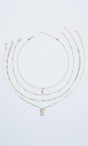 4er-Set Halsketten mit Perlen, Mond und Medaille für 9,99€ in Stradivarius