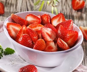 Erdbeeren, halbiert für 8,45€ in Bofrost