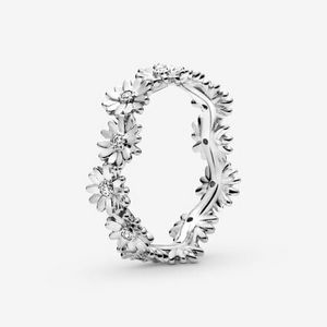 Funkelnder Gänseblümchen Kronen-Ring für 59€ in Pandora